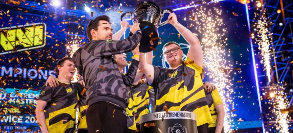 киберспортсмен празднует победу на сцене